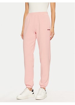 Guess Spodnie dresowe V5RB02 KCLD1 Różowy Regular Fit ze sklepu MODIVO w kategorii Spodnie damskie - zdjęcie 182704533
