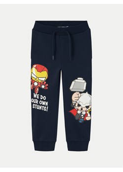 NAME IT Spodnie dresowe MARVEL 13232194 Granatowy Regular Fit ze sklepu MODIVO w kategorii Spodnie chłopięce - zdjęcie 182704664