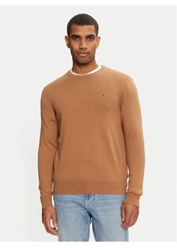 Tommy Hilfiger Sweter MW0MW28046 Beżowy Regular Fit ze sklepu MODIVO w kategorii Swetry męskie - zdjęcie 182705272