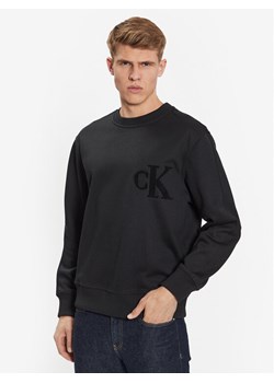 Calvin Klein Jeans Bluza J30J323454 Czarny Regular Fit ze sklepu MODIVO w kategorii Bluzy męskie - zdjęcie 182706062
