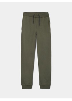 NAME IT Spodnie dresowe 13153684 Zielony Regular Fit ze sklepu MODIVO w kategorii Spodnie chłopięce - zdjęcie 182706344