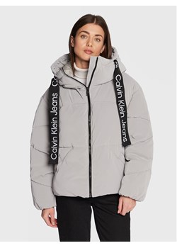 Calvin Klein Jeans Kurtka zimowa J20J220017 Szary Regular Fit ze sklepu MODIVO w kategorii Kurtki damskie - zdjęcie 182706410