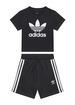 adidas Komplet t-shirt i spodenki adicolor JC9155 Czarny Regular Fit ze sklepu MODIVO w kategorii Komplety chłopięce - zdjęcie 182706483