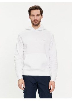 Tommy Hilfiger Bluza Flag Logo MW0MW34266 Biały Regular Fit ze sklepu MODIVO w kategorii Bluzy męskie - zdjęcie 182707274