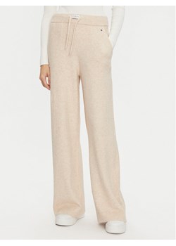 Tommy Hilfiger Spodnie dzianinowe UW0UW05523 Beżowy Relaxed Fit ze sklepu MODIVO w kategorii Spodnie damskie - zdjęcie 182707623