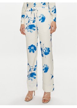 Calvin Klein Spodnie materiałowe K20K206662 Biały Regular Fit ze sklepu MODIVO w kategorii Spodnie damskie - zdjęcie 182707822