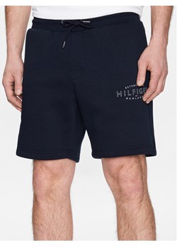 Tommy Hilfiger Szorty sportowe Curve Logo MW0MW30014 Granatowy Regular Fit ze sklepu MODIVO w kategorii Spodenki męskie - zdjęcie 182707920