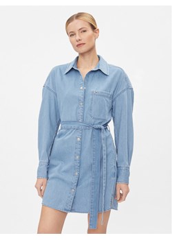 Tommy Jeans Sukienka jeansowa DW0DW17421 Niebieski Regular Fit ze sklepu MODIVO w kategorii Sukienki - zdjęcie 182708054