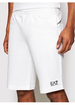 EA7 Emporio Armani Szorty sportowe 8NPS02 PJ05Z 1100 Biały Regular Fit ze sklepu MODIVO w kategorii Spodenki męskie - zdjęcie 182708192