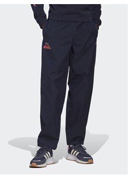 adidas Spodnie dresowe Adventure Ride HK4979 Granatowy Loose Fit ze sklepu MODIVO w kategorii Spodnie męskie - zdjęcie 182708304