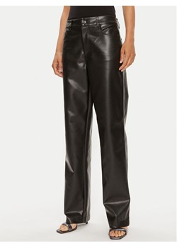 Calvin Klein Jeans Spodnie z imitacji skóry J20J223548 Czarny Straight Fit ze sklepu MODIVO w kategorii Spodnie damskie - zdjęcie 182708420