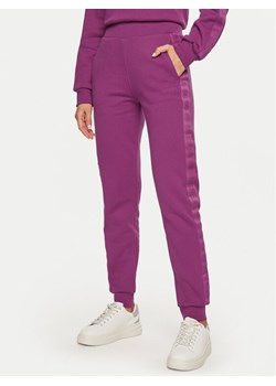 Guess Spodnie damskie V4BB00 KC5O0 Fioletowy Regular Fit ze sklepu MODIVO w kategorii Spodnie damskie - zdjęcie 182708553