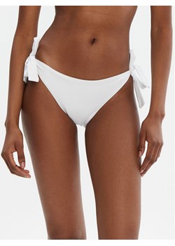Guess Dół od bikini E5GO32 LY00K Biały ze sklepu MODIVO w kategorii Stroje kąpielowe - zdjęcie 182708574