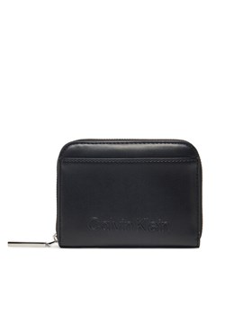 Calvin Klein Portfel damski Embossed Logo Medium Zip Around K60K612965 Czarny ze sklepu MODIVO w kategorii Portfele damskie - zdjęcie 182708852