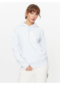 New Balance Bluza Essentials Stacked Logo Hoodie WT31533 Błękitny Regular Fit ze sklepu MODIVO w kategorii Bluzy damskie - zdjęcie 182709391