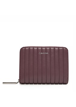 Calvin Klein Portfel damski K60K613064 Bordowy ze sklepu MODIVO w kategorii Portfele damskie - zdjęcie 182709932