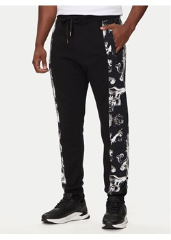 Versace Jeans Couture Spodnie dresowe 76GAA3C0 Czarny Regular Fit ze sklepu MODIVO w kategorii Spodnie męskie - zdjęcie 182710650