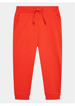 Guess Spodnie dresowe L93Q24 KAUG0 Czerwony Relaxed Fit ze sklepu MODIVO w kategorii Spodnie dziewczęce - zdjęcie 182711271