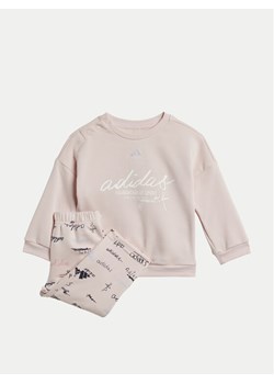 adidas Dres Brand Love IV7056 Różowy Loose Fit ze sklepu MODIVO w kategorii Dresy dla niemowlaka - zdjęcie 182711372