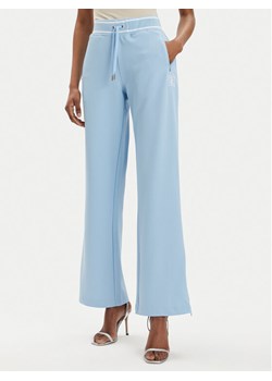 Juicy Couture Spodnie dresowe Kurt JCSBJ224418 Błękitny Regular Fit ze sklepu MODIVO w kategorii Spodnie damskie - zdjęcie 182711964