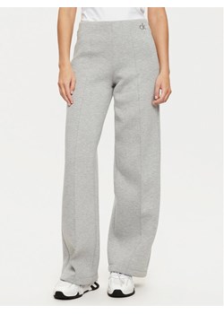 Calvin Klein Spodnie materiałowe K20K207947 Szary Relaxed Fit ze sklepu MODIVO w kategorii Spodnie damskie - zdjęcie 182712101