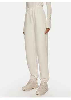 Calvin Klein Jeans Spodnie dresowe J20J223920 Biały Regular Fit ze sklepu MODIVO w kategorii Spodnie damskie - zdjęcie 182712672