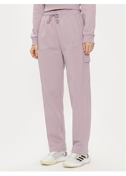 adidas Spodnie dresowe ALL SZN Fleece Cargo IW1216 Fioletowy Loose Fit ze sklepu MODIVO w kategorii Spodnie damskie - zdjęcie 182712760
