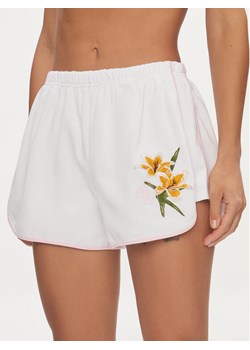 Guess Szorty materiałowe Zoey V4GD05 KC5R0 Biały Loose Fit ze sklepu MODIVO w kategorii Szorty - zdjęcie 182712880