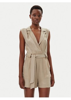 Guess Kombinezon W5GD99 WH6E0 Beżowy Regular Fit ze sklepu MODIVO w kategorii Kombinezony damskie - zdjęcie 182712902