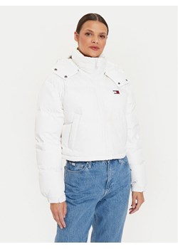 Tommy Jeans Kurtka puchowa Alaska DW0DW18609 Biały Cropped Fit ze sklepu MODIVO w kategorii Kurtki damskie - zdjęcie 182712980