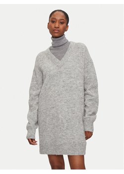 Calvin Klein Jeans Sukienka dzianinowa J20J224638 Szary Loose Fit ze sklepu MODIVO w kategorii Sukienki - zdjęcie 182713161