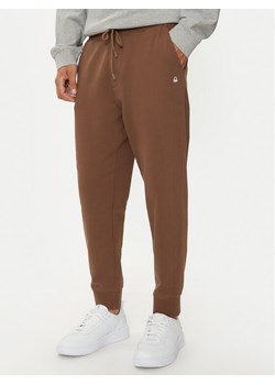 United Colors Of Benetton Spodnie dresowe 342ZUF01B Brązowy Regular Fit ze sklepu MODIVO w kategorii Spodnie męskie - zdjęcie 182713494