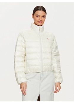 Calvin Klein Jeans Kurtka puchowa J20J224698 Écru Regular Fit ze sklepu MODIVO w kategorii Kurtki damskie - zdjęcie 182714222