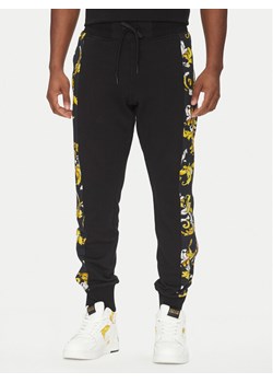 Versace Jeans Couture Spodnie dresowe 78GAA3C0 Czarny Regular Fit ze sklepu MODIVO w kategorii Spodnie męskie - zdjęcie 182714263