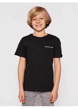 Calvin Klein Jeans T-Shirt Chest Logo IB0IB00456 Czarny Regular Fit ze sklepu MODIVO w kategorii T-shirty chłopięce - zdjęcie 182714560