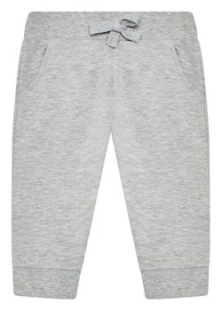 Guess Spodnie dresowe L93Q24 KAUG0 Szary Regular Fit ze sklepu MODIVO w kategorii Spodnie chłopięce - zdjęcie 182714902