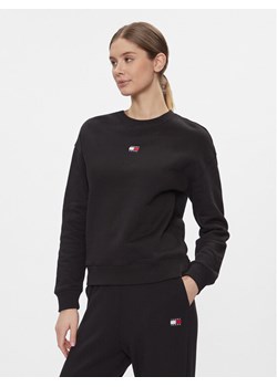 Tommy Jeans Bluza Badge DW0DW17325 Czarny Relaxed Fit ze sklepu MODIVO w kategorii Bluzy damskie - zdjęcie 182715064