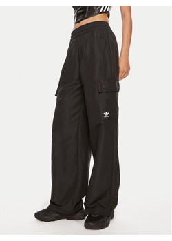 adidas Spodnie dresowe Essentials Woven Cargo IX9974 Czarny Loose Fit ze sklepu MODIVO w kategorii Spodnie damskie - zdjęcie 182715244