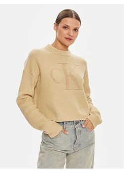 Calvin Klein Jeans Sweter Logo Intarsia J20J223615 Beżowy Relaxed Fit ze sklepu MODIVO w kategorii Swetry damskie - zdjęcie 182715452