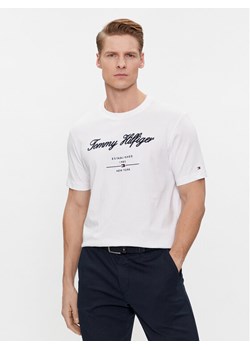 Tommy Hilfiger T-Shirt Script Logo Tee MW0MW33691 Biały Regular Fit ze sklepu MODIVO w kategorii T-shirty męskie - zdjęcie 182715561