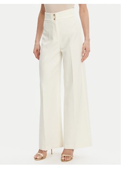 Maryley Spodnie materiałowe 25EB680/M25/43VA Écru Regular Fit - id: 0000305433428 - marki Maryley - 182715900 Maryley Spodnie materiałowe 25EB680/M25/43VA Écru Regular Fit ze sklepu MODIVO w kategorii Spodnie damskie - zdjęcie 182715900