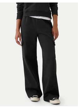 Gap Spodnie dresowe 523564-01 Czarny Relaxed Fit ze sklepu MODIVO w kategorii Spodnie damskie - zdjęcie 182716523