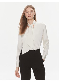 Calvin Klein Bluzka K20K206890 Écru Regular Fit ze sklepu MODIVO w kategorii Bluzki damskie - zdjęcie 182716912