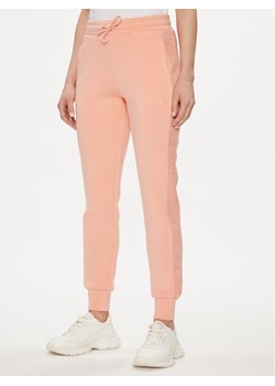 Guess Spodnie dresowe Allie V2YB18 K7UW2 Koralowy Regular Fit ze sklepu MODIVO w kategorii Spodnie damskie - zdjęcie 182717043