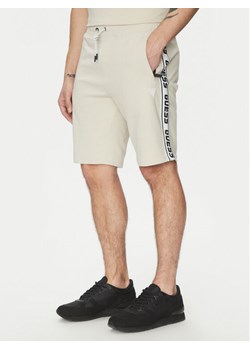 Guess Szorty sportowe Z2YD02 K6ZS1 Écru Regular Fit ze sklepu MODIVO w kategorii Spodenki męskie - zdjęcie 182718142