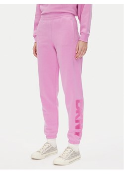 DKNY Spodnie dresowe DP5P3585 Różowy Regular Fit ze sklepu MODIVO w kategorii Spodnie damskie - zdjęcie 182718590