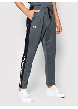 Under Armour Spodnie dresowe Ua Brawler 1366213 Szary Relaxed Fit ze sklepu MODIVO w kategorii Spodnie męskie - zdjęcie 182718832