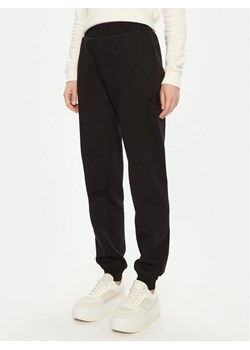Calvin Klein Jeans Spodnie dresowe Raised J20J224841 Czarny Relaxed Fit ze sklepu MODIVO w kategorii Spodnie damskie - zdjęcie 182719402