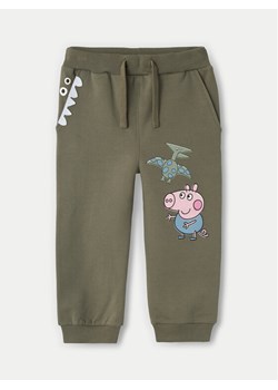 NAME IT Spodnie dresowe PEPPA PIG 13233915 Zielony Regular Fit ze sklepu MODIVO w kategorii Spodnie chłopięce - zdjęcie 182719403