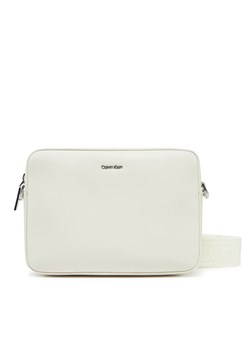 Calvin Klein Torebka Ck Must Small Camera Bag K60K613145 Écru ze sklepu MODIVO w kategorii Listonoszki - zdjęcie 182719524